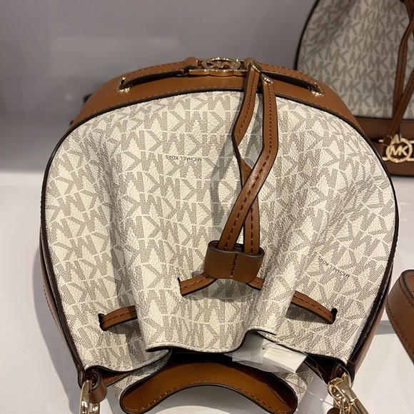 Michael Kors Reed Medium Belted Bucket Messenger Crossbody Handbag Vanilla MK - Picture 9 of 16